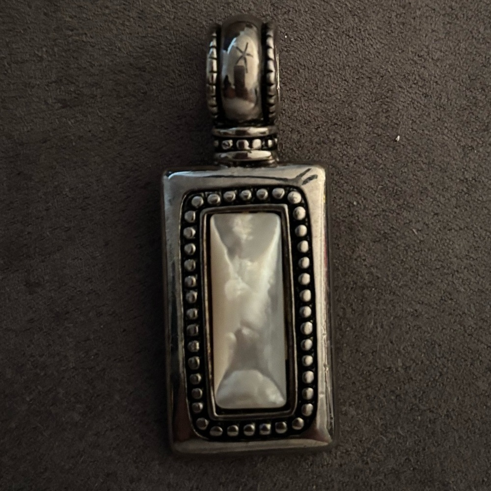 Premier Designs Mother of Pearl
Pendant Elegant Silver Pendant